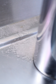 半日ほどして乾いた様子。もう水垢が浮き上がっています。