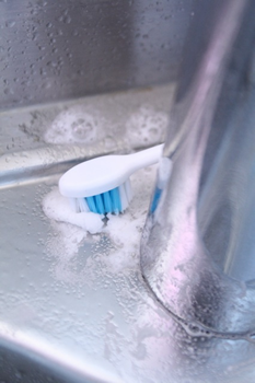 歯ブラシでクエン酸のカリカリを取ります。スルリと取れます。