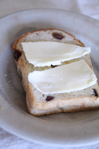 トーストしたパンにバターを塗る