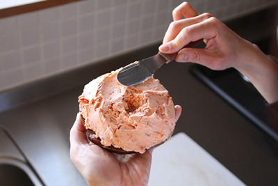 ベーグルにクリームチーズ