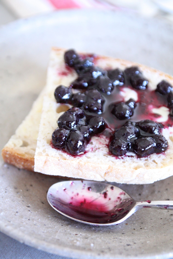 パンにジャムを塗る