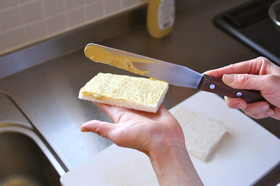 平らに塗れるヘラ