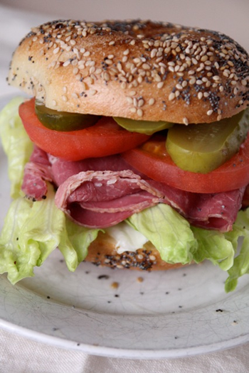 ビーフパストラミベーグルサンド