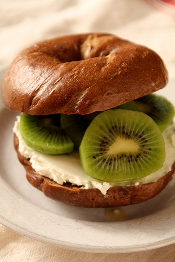 キウイクリームチーズベーグルサンド