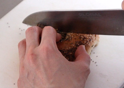 上のベーグルを外して、上だけ半分に切る