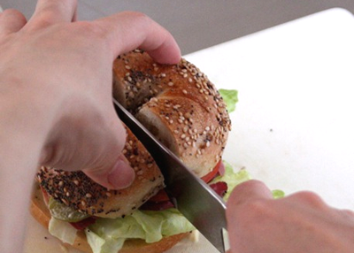 包丁を前後に動かさず、下にむかってグッと押し切る