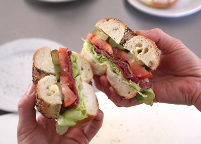 カットしたベーグル