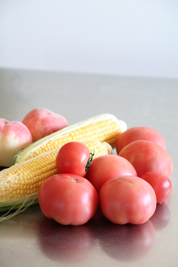 物々交換したトマトと桃、とうもろこし