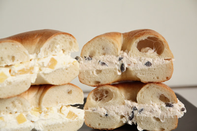ベーグルに、味付きクリームチーズ2種