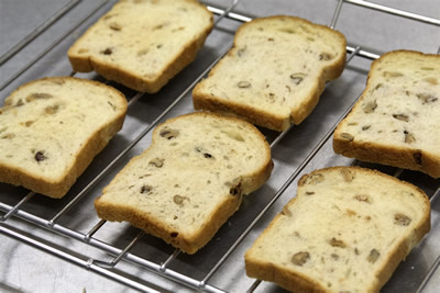 ラスクを焼きます。