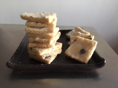 角食の耳を落としたラスク