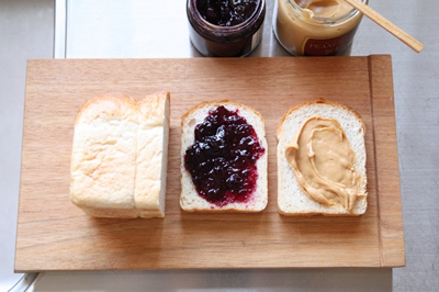 ピーナツバターとグレープジャムのサンドイッチ