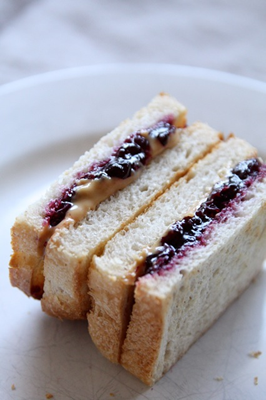 トーストしたパンで作る「ピーナツバター＆ジェリー」もおいしい！