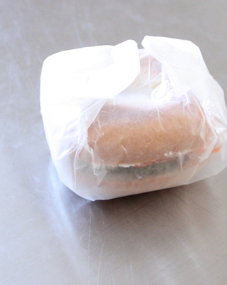 ワックスペーパーでくるんだ後のベーグル裏面