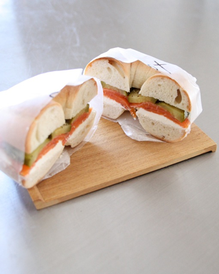 ズバッとカットしたベーグル