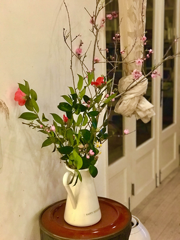 ホーローの水差しには水仙、椿、桃の花｜こぐれひでこ