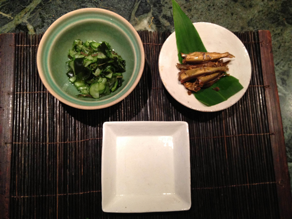 稚鮎の甘露煮と葉っぱのお皿