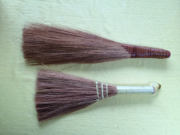 イグサ製の２本の箒