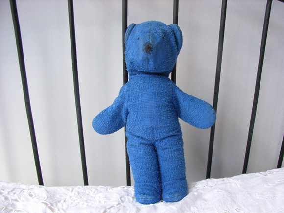 立ち姿の青熊君