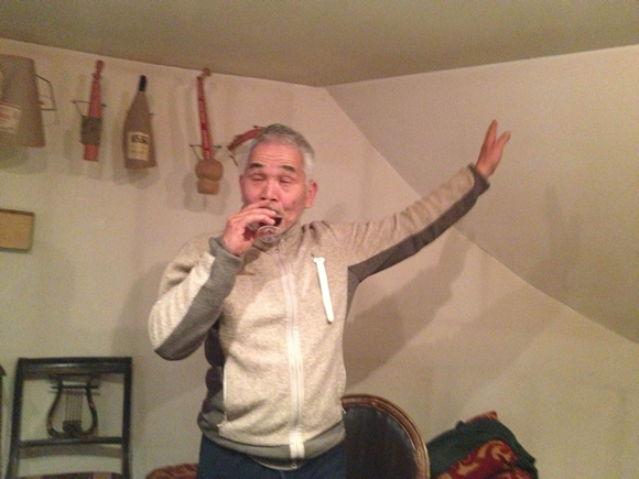 飛ぶ舞をする夫