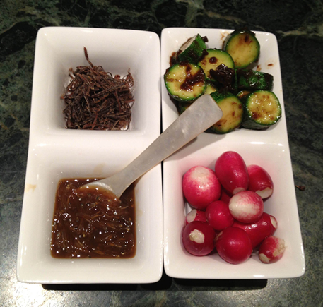 ディップや佃煮やつまみなどを容れる小さな深い食器