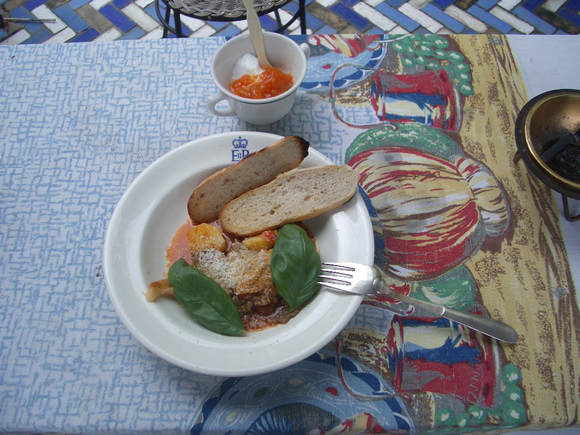 テラスにあるテーブルの簡単ランチ　こぐれひでこ