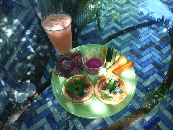 こぐれひでこ｜木漏れ日のテラスでの昼食